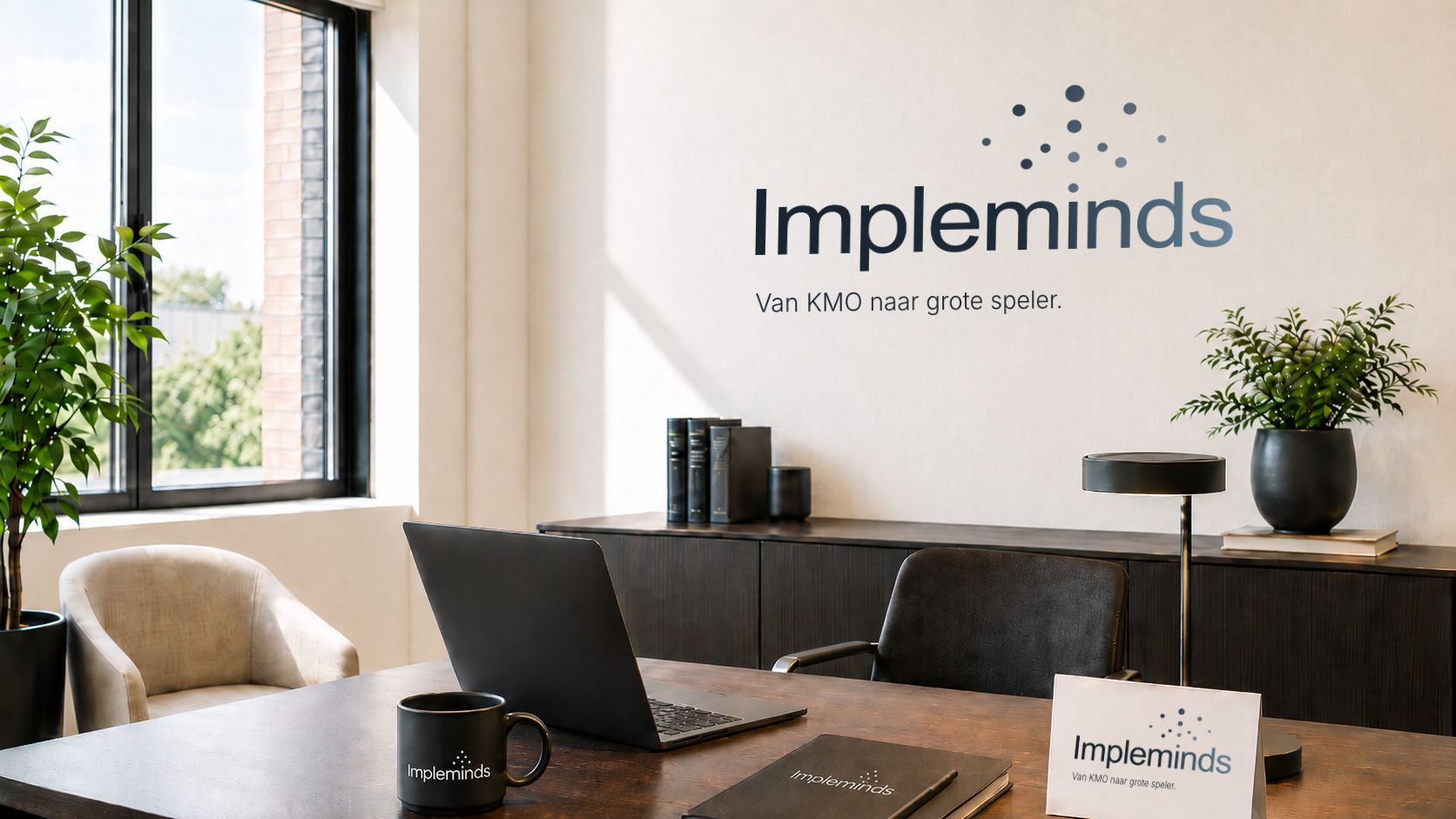 Impleminds kantoor met logo op de muur